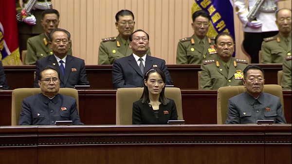 2019년 7월 8일 조선중앙TV가 방영한 김일성 주석 사망 25주기 중앙추모대회 당시 모습. 김여정 당 제1부부장(가운데)이 리수용 부위원장(왼쪽), 최휘 부위원장(오른쪽)과 함께 주석단에 앉아있다. 