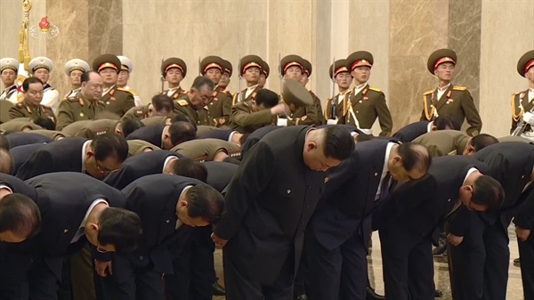 김정은 북한 국무위원장이 김일성 주석 사망 25주기인 8일 김 주석의 시신이 안치된 금수산태양궁전을 참배했다. 사진은 조선중앙TV가 공개한 참배 영상. 