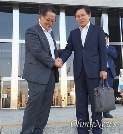 박지원 민주평화당 의원이 8일 오후 윤석열 검찰총장 후보자 인사청문회의 오후 질의를 마친 후 국회 본청을 떠나다가 황교안 자유한국당 대표와 만나 인사를 나누고 있다. 