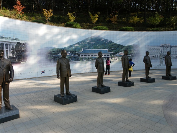  충북 청주시 문의면의 청남대(옛 대통령 별장)에서 찍은 역대 대통령들의 동상. 