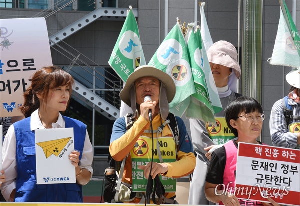 '탈핵희망국토도보순례단(단장 성원기 강원대 교수)'이 대전에 도착, 9일과 10일 이틀 동안 대전지역 도보순례를 진행한다. 사진은 9일 오전 대전시청 북문 앞에서 열린 기자회견에서 발언을 하고 있는 성원기 교수.