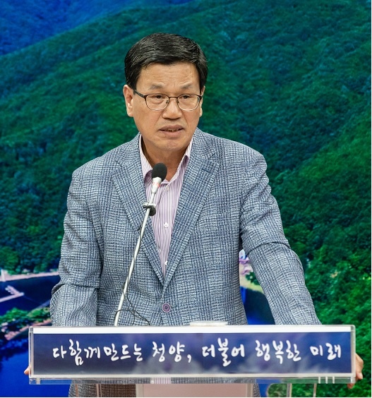  김돈곤 청양군수가 정산정수장 우라늄 검출과 주민 미공지 사태에 대한 사후 대책에 대해 밝히고 있다. 