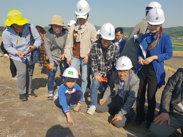 지난 5월 정촌 화석산지를 방문한 진주 시민 30여 명은 화석산지 현지보존을 촉구했다. 