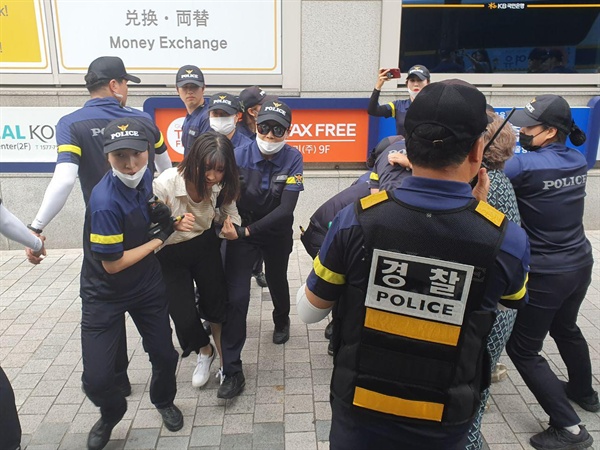 한국대학생진보연합 소속 대학생들이 경찰들에 연행되고 있다.
