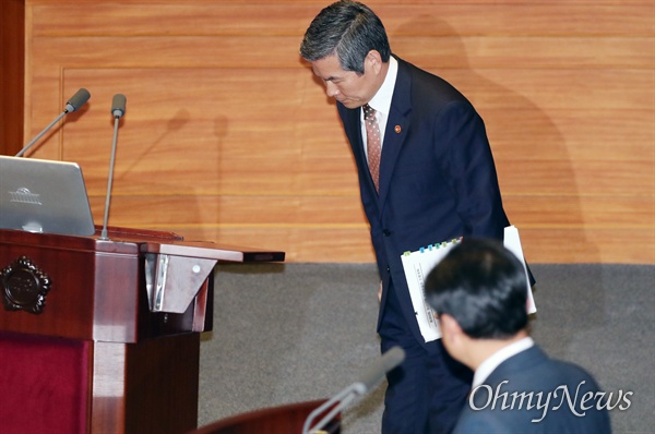 고개숙인 정경두 국방장관 정경두 국방부 장관이 9일 국회 본회의장에서 열린 정치·외교·통일·안보 분야 대정부질문에 출석, 발언대로 향하며 인사하고 있다. 