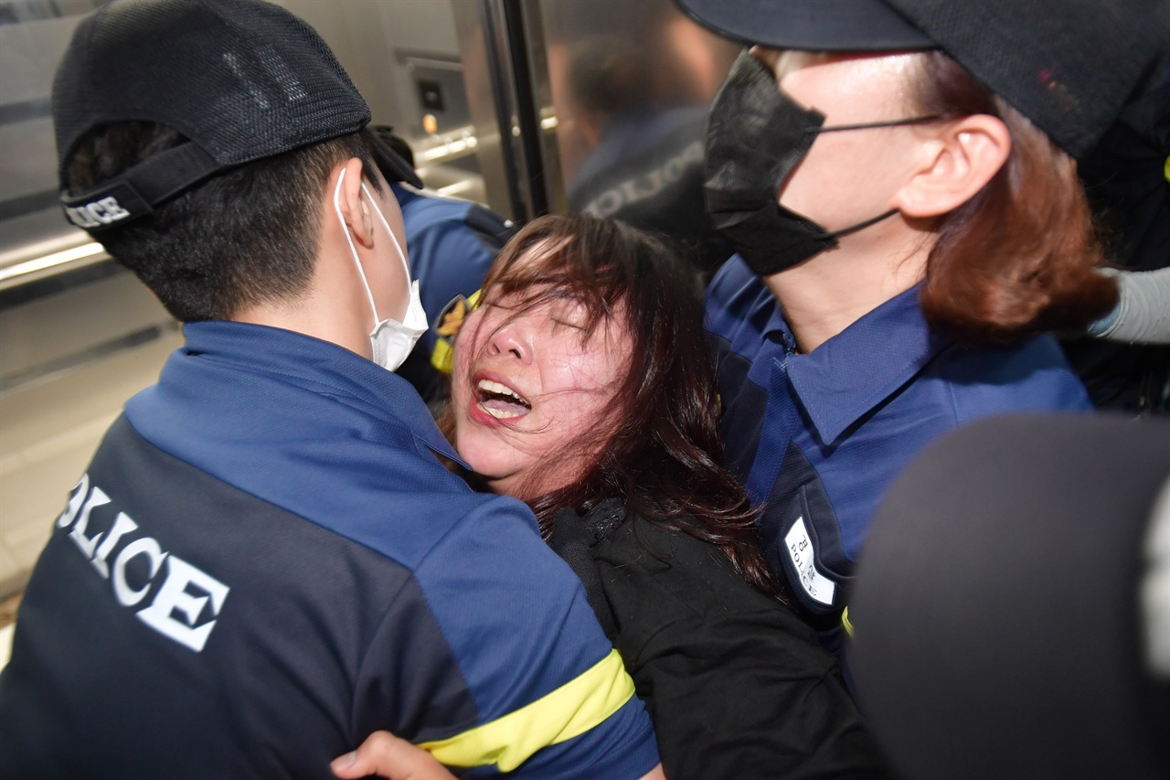 한국대학생진보연합 소속 대학생 20여명이 9일 오후 1시경 서울 중구 명동역 인근 빌딩에 입주해 있는 일본 ‘미쓰비시 그룹’ 계열사의 사무실을 기습적으로 점거해 “미쓰비시 강제징용 사죄”, “철저히 배상”, “일본 식민지배 사죄”, “경제보복중단”을 요구하며 항의 시위를 벌이다 경찰에 강제 연행되고 있다. 2019.7.9