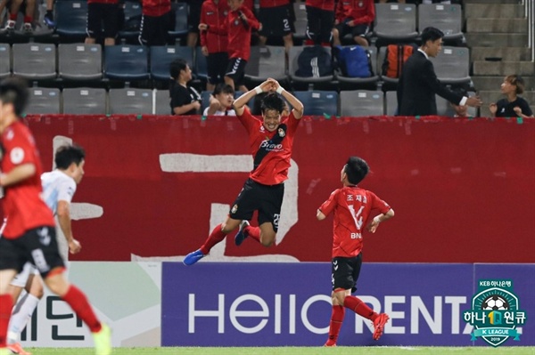  2019년 7월 9일 창원축구센터에서 열린 K리그1 경남 FC와 울산 현대의 경기. 경남 김효기가 득점 후 세리머니하고 있다.