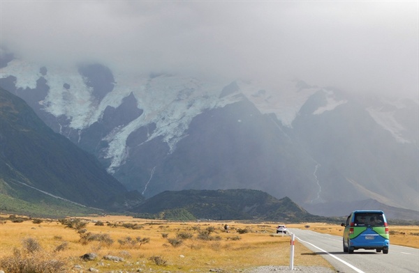 날씨가 흐려서 일까, 미지의 세계로 들어가는 기분을 자아내는 남반구의 알프스 산맥, 마운트 쿡 국립공원(Mount Cook National Park)