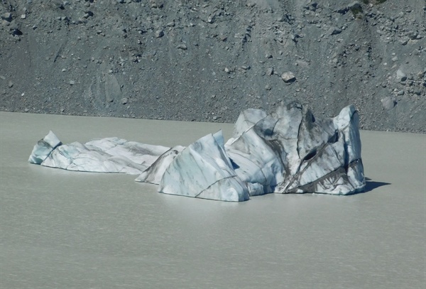 하나의 조각품을 연상시키는 빙하가 호수에 떠 있다.