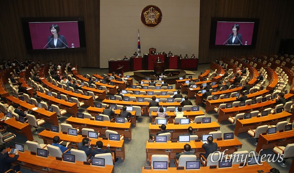 이정미 정의당 대표가 10일 오후 서울 여의도 국회 본회의장에서 비교섭단체 대표연설을 하고 있다.