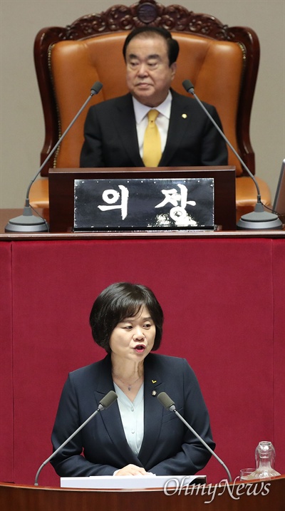 이정미 정의당 대표가 10일 오후 서울 여의도 국회 본회의장에서 비교섭단체 대표연설을 하고 있다.