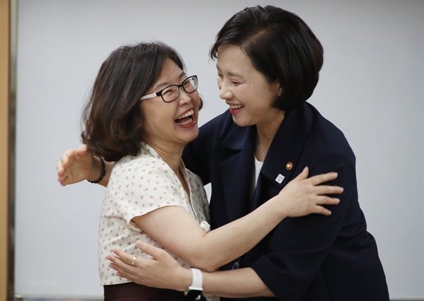 유은혜 사회부총리 겸 교육부 장관(오른쪽)과 김은형 교사노동조합연맹 위원장이 10일 오전 정부서울청사에서 열린 교육부와 교사노동조합연맹의 단체협약 체결식에서 포옹하고 있다. 이날 교사노조연맹은 "교원노조와 교육부 간 단체협약은 17년 만에 체결된 것"이라며 "이명박·박근혜 정부 시절에는 단체교섭이 열리지 못했고 문재인 정부에서 교사노조연맹이 교육부와 처음으로 체결한 것"이라고 밝혔다.