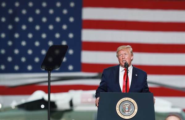 도널드 트럼프 미국 대통령이 30일 오후 경기도 평택시 주한미군 오산공군기지에서 열린 장병 격려 행사에서 연설하고 있다. 