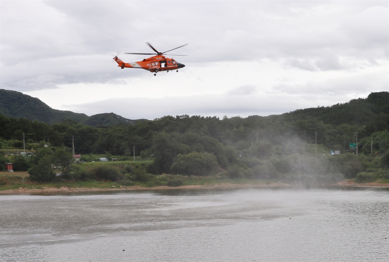소방헬기가 11일 실종자 이씨(71)의 수난사고가 의심되는 반곡저수지 상공 위에서 하버링(hovering) 수색 작업을 펼치고 있다.