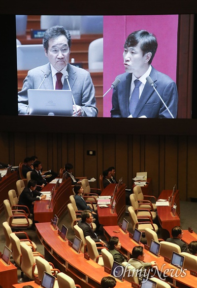 하태경 바른미래당 의원이 11일 오후 서울 여의도 국회에서 열린 교육·사회·문화 분야 대정부질문에서 자율형 사립고(자사고) 지정 취소 문제에 대해 이낙연 국무총리에게 질문하고 있다.