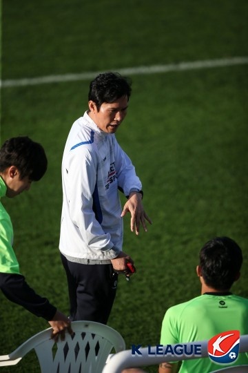  전북 현대 코치 시절 박충균의 모습(자료사진)