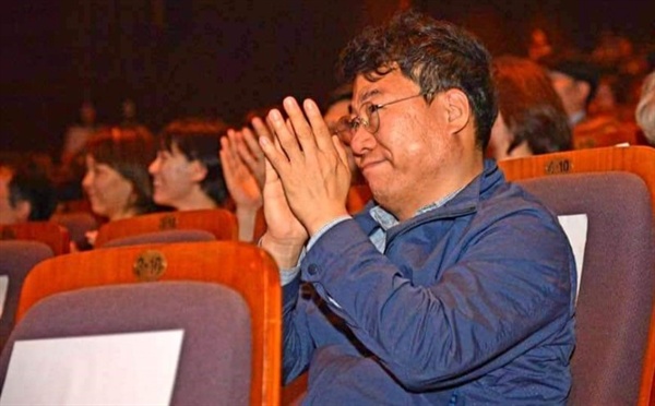 10일 저녁 충무아트센터에서 열린 4회 충무로뮤지컬개막식에 평상복 차람으로 참석해 박수를 보내고 있는 서양호 서울 중구청장