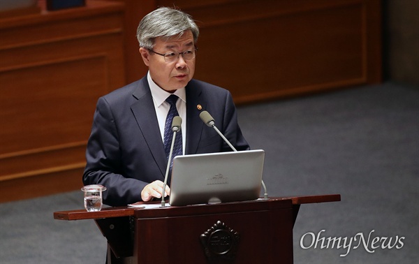  이재갑 고용노동부장관이 11일 오후 서울 여의도 국회에서 열린 교육·사회·문화 분야 대정부질문에서  문재인 정부의 친노동 정책에 대한 박명재 의원의 질문에 답하고 있다.