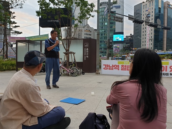 김용희 씨의 철탑 고공 단식 농성을 지원하고 있는 삼성중공업 해고 노동자 이재용 씨도 삼성 해고자들의 원직복직을 요구하며 함께 싸우고 있다.