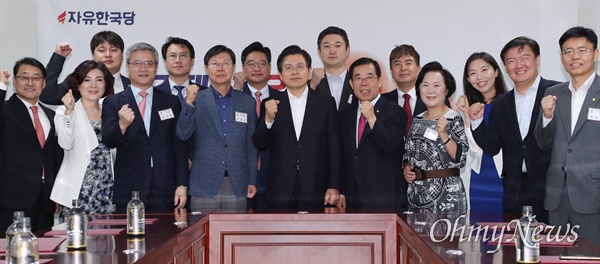 한국당 미디어특위 위원들과 '파이팅!' 외친 황교안  자유한국당 황교안 대표가 12일 오전 국회 의원회관에서 열린 미디어특별위원회 임명장 수여식에서 박성중 상임위원장, 길환영 공동위원장, 이순임 위원, 최호정 위원 등과 함께 파이팅을 외치며 기념촬영을 하고 있다. 