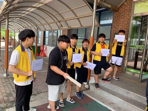 7월 3일 학교비정규직노동자들의 파업을 앞두고 지지하는 피케팅을 하고 있는 광주전자공고 학생들