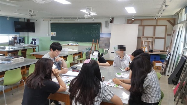 서산시비정규직지원센터는 지역내 비정규직 노동자 뿐만 아니라 청소년 노동자를 위한 '학교로 찾아가는 노동상담'과 청소년 노동인권기행 등 권리침해를 받고 있는 청소년 노동자들의 임금체불, 주휴수당 미지급, 휴게시간 위반 등의 내용을 상담하고 있다. 