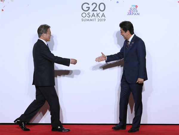 문재인 대통령이 지난 6월 28일 오전 인텍스 오사카에서 열린 G20 정상회의 공식환영식에서 의장국인 일본 아베 신조 총리와 악수하고 있는 모습. 