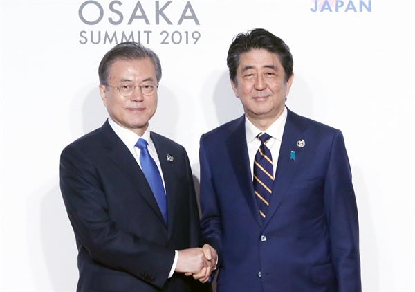 문재인 대통령이 지난 6월 28일 오전 인텍스 오사카에서 열린 G20 정상회의 공식환영식에서 의장국인 일본 아베 신조 총리와 기념촬영을 하고 있다.