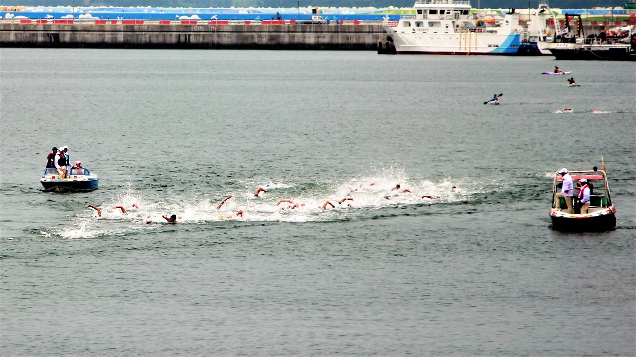 거친 물살 가르며 13일 2019 광주FINA세계수영선수권대회 오픈워터 수영 종목의 첫 경기가 열렸다. 선수들이 오동도 앞에서 여수엑스포해양공원까지 수영하고 있다.