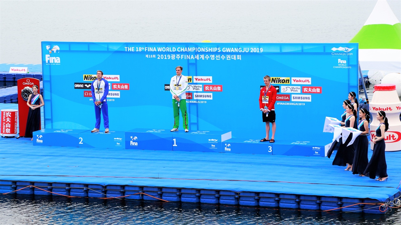  2019 광주FINA세계수영선수권대회의 첫 메달 시상이 여수에서 있었다. 헝가리의 크리스토프 라쇼브스키 선수(가운데 1등), 프랑스의 로건 퐁텐(왼쪽 2등), 캐나다의 에릭 헤들린(오른쪽 3등).