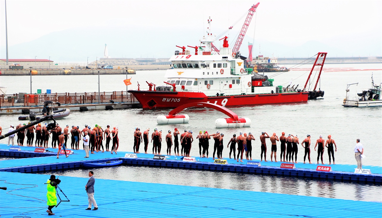  2019 광주FINA세계수영선수권대회의 첫 메달 종목인 오픈워터 수영의 출발을 앞두고 선수들이 준비하고 있다.