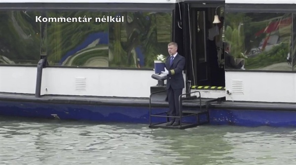 지난 12일 헝가리 유람선 허블레아니 사망 선원들을 추모하는 선상 장례식이 다뉴브강에서 열렸다(동영상 캡쳐).