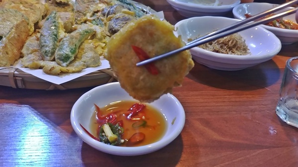  간장소스에 맛을 보니 전이 제법 맛깔스럽다. 
