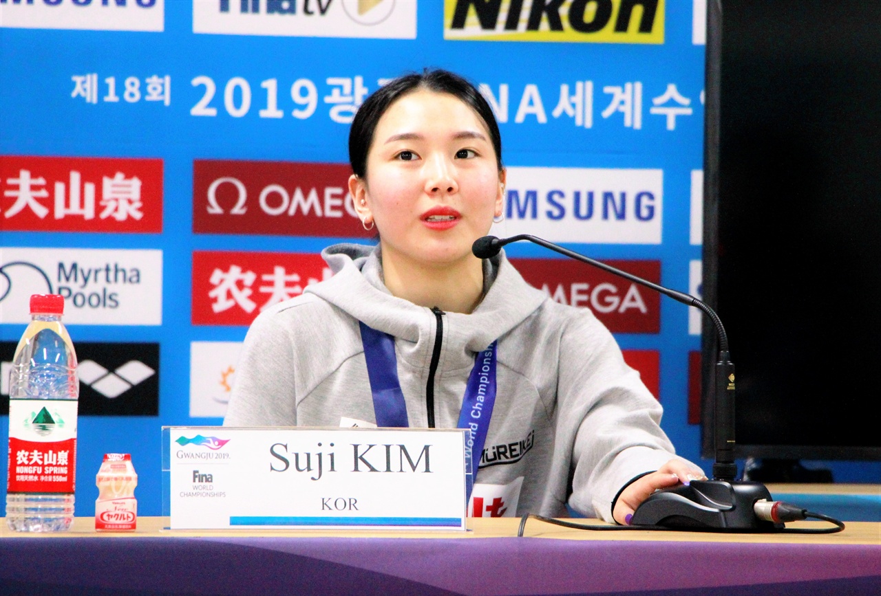  2019 광주 FINA 수영세계선수권대회 1m 스프링보드 종목에서 동메달을 딴 김수지 선수가 기자회견장에서 인터뷰하고 있다.