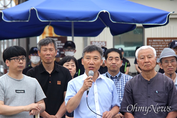 '부산항 8부두 세균무기실험실 추방을 요구하는 전국 가계각층 기자회견'이 7월 13일 오후 부산 감만동 8부두 미군부대 입구에서 열렸다. 이상규 민중당 대표가 발언하고 있다.
