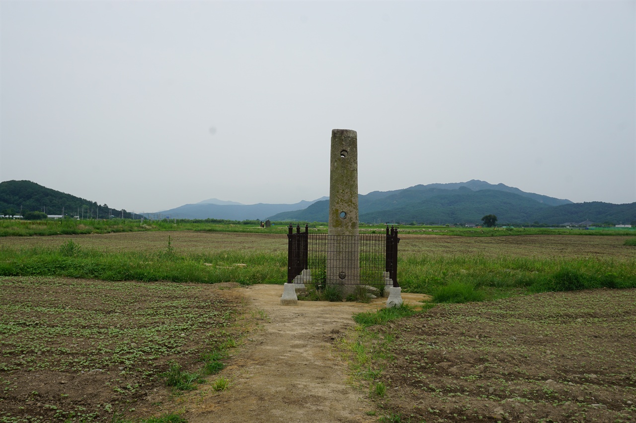 경주 구황동 당간지주 보호시설 마련되었습니다.