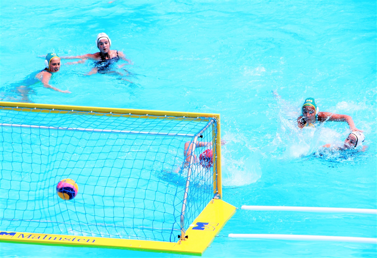  2019 광주FINA세계수영선수권대회 시범종목인 비치 수구 경기가 열리고 있다. 미국과 호주의 경기에서 미국 선수가 호주의 골문을 흔들고 있다.