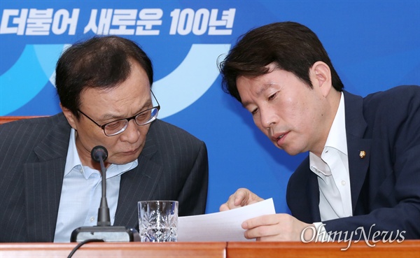 더불어민주당 이해찬 대표와 이인영 원내대표가 15일 서울 여의도 국회에서 열린 최고위원회의에서 머리를 맞대고 있다. 