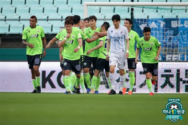  2019년 7월 14일 전주월드컵경기장에서 열린 K리그1 전북 현대와 울산 현대의 경기. 전북 이동국 선수의 득점 후 선수들이 세리머니하고 있다.