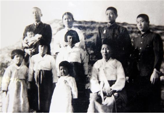 이종민 씨 부친 이강세(왼쪽 위)가 1944년(당시 36) 가족들과 찍은 사진. 품에 안긴 갓난아이가 다섯 번째 딸이고 오른쪽 옆이 그의 부인과 형제들이다. 아래 오른쪽부터 어머니 홍씨와 네 명의 딸이다.