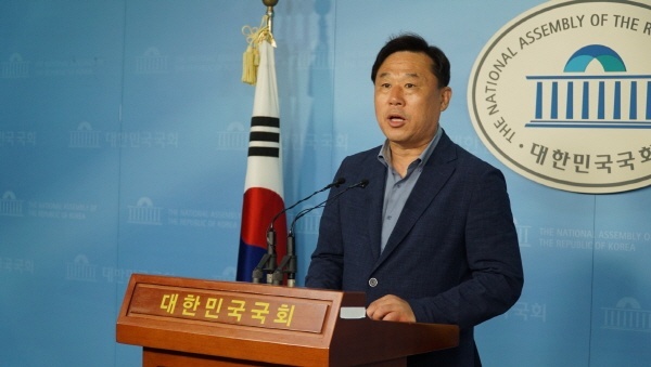 김종훈 의원이 5일 오전 11시40분 국회 정론관에서 기자회견을 갖고 "경제보복 중단 촉구 국회 결의안"을 채택할 것을 정당과 의원들에게 촉구하고 있다.김 의원은 15일 이 결의안을 발의했다
