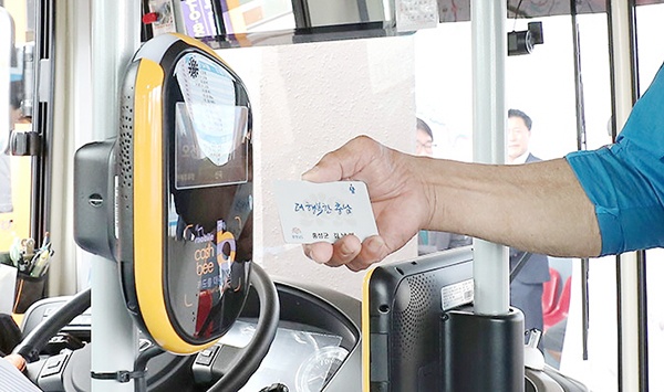 한 어르신이 충남형교통카드로 버스를 이용하고 있다.