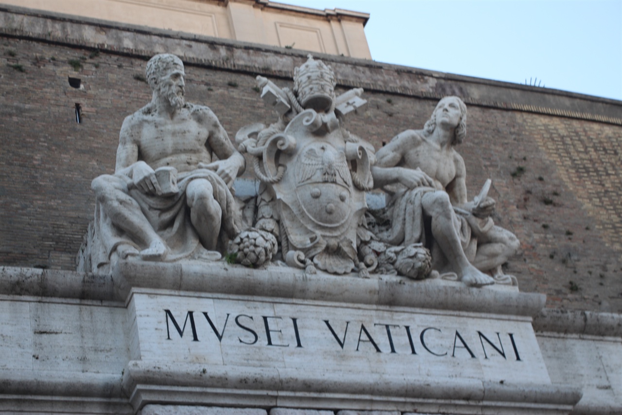 바티칸 박물관 정문에 세워진 조각상 모습