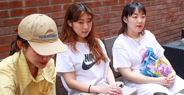  좌측부터 민수, 문선, 박문치. 세 아티스트들과의 인터뷰는 서울 마포구 동교동의 한 카페에서 진행됐다.