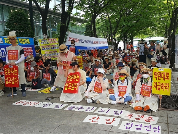 16일 서울 영등포구 금융감독원 앞에서 열린 '제25차 암입원보험금 약관대로 지급 촉구 집회'에 참석한 암환자들의 모습.