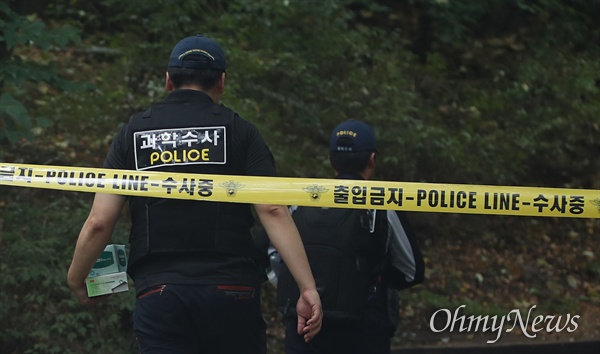 16일 오후 서울 서대문구 한 산에서 정두언 전 국회의원이 숨진 채 발견된 가운데, 과학수대 대원이 사고 현장으로 이동하고 있다.