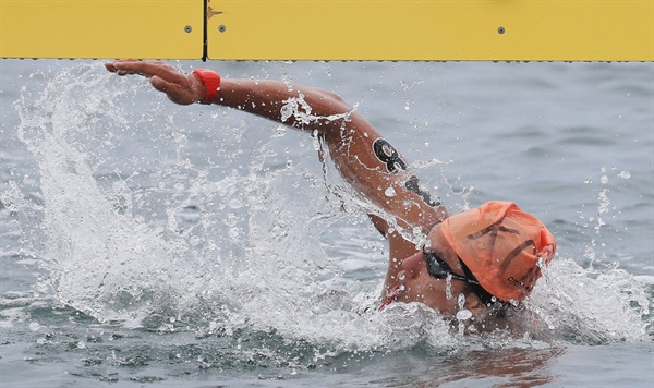 결승선 통과하는 백승호 여수 엑스포 해양공원 오픈워터 수영 경기장에서 열린 오픈워터수영 남자 5km 경기에서 백승호가 터치패드를 찍고 있다. 백승호는 57분 5초 30의 기록으로 총 60명의 출전 선수 중 48위를 기록했다. 