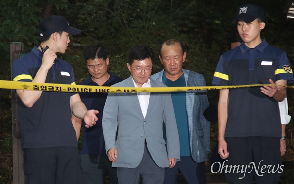 16일 오후 서울 서대문구 한 산에서 정두언 전 국회의원이 숨진 채 발견된 가운데, 김용태 자유한국당 의원이 사고현장을 확인한 뒤 내려오고 있다.