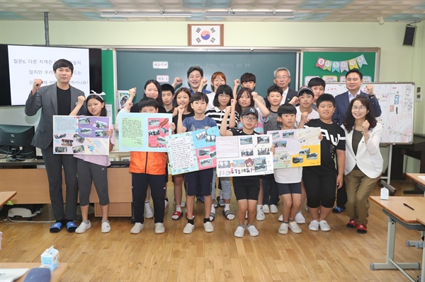 백두현 경남 고성군수는 7월 17일 대가면 대흥초등학교 6학년 교실의 수업에 함께 했다.