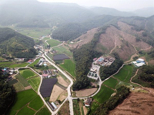  충남 공주시 이인면 운암리 주민들이 거주하는 민가와 인접한 곳에 사업장이 있다.